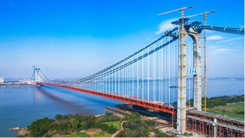 世界最大跨度四主缆悬索桥燕矶长江大桥成功合龙